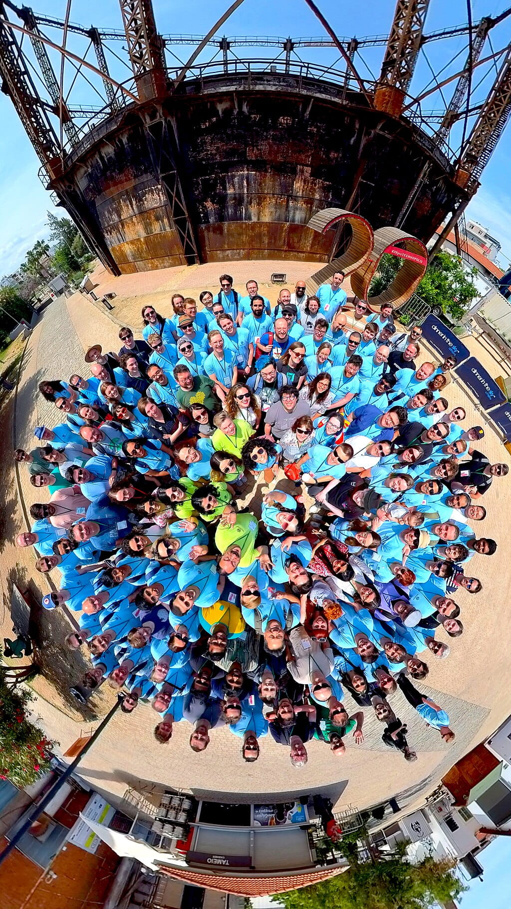 Wikimedia Hackathon 2023, Athens, Greece. Photo panorama de haut du groupe au Technopolis.